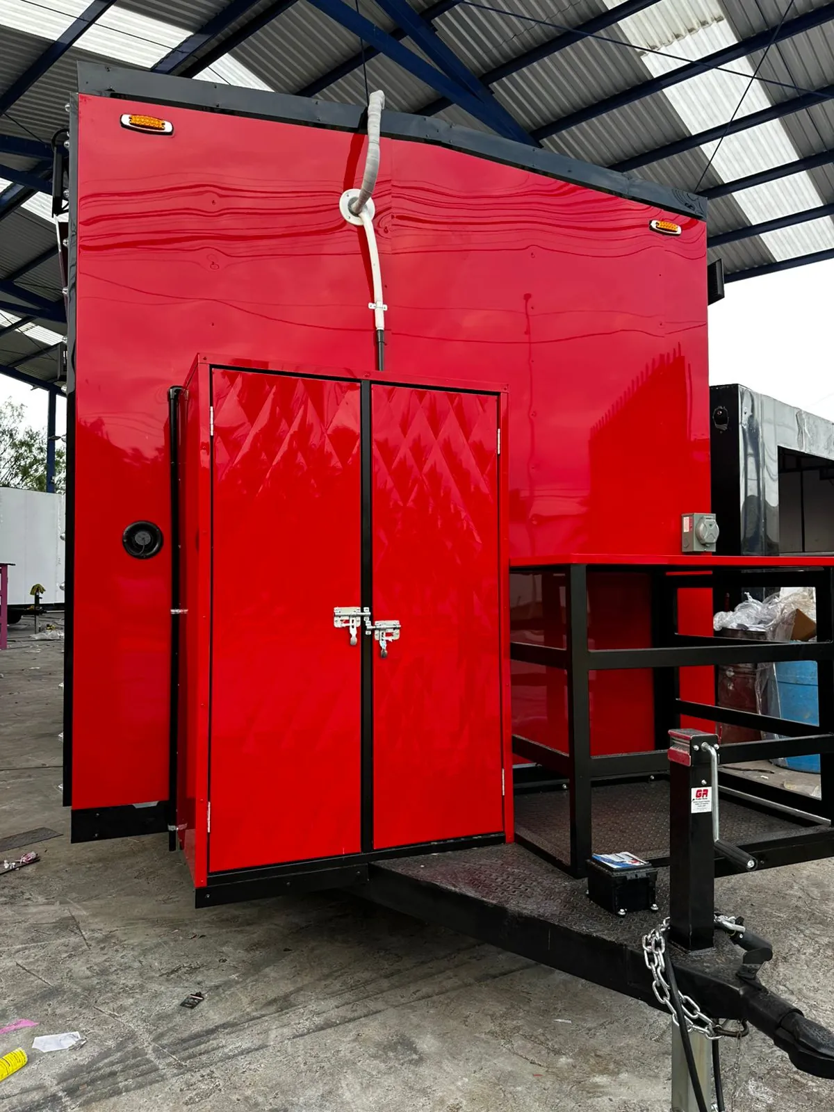 Plancha y freidora de acero inoxidable dentro del food trailer