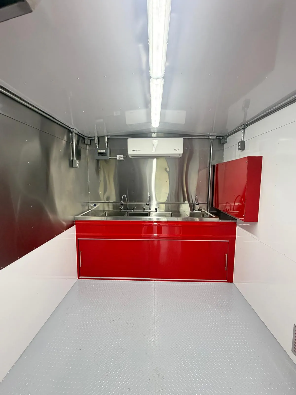 Fregaderos de acero inoxidable y minisplit dentro del food trailer