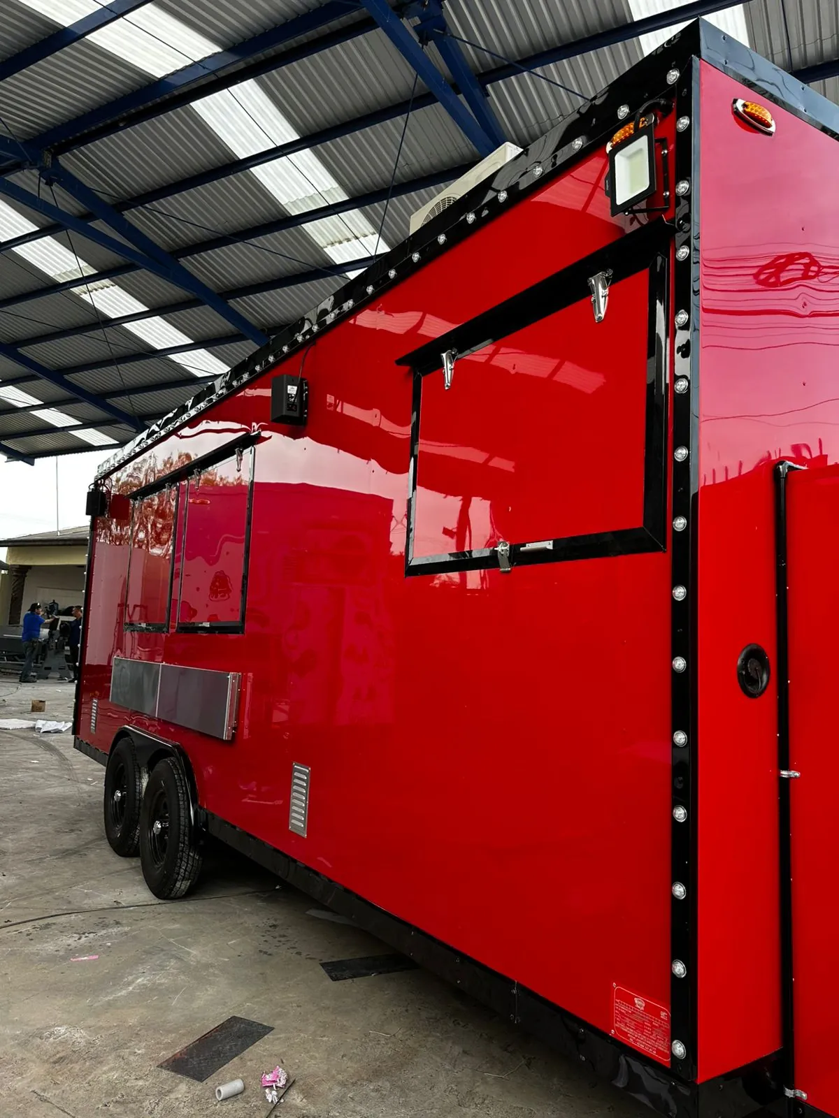 Food trailer AMDA en proceso de fabricación bajo techo