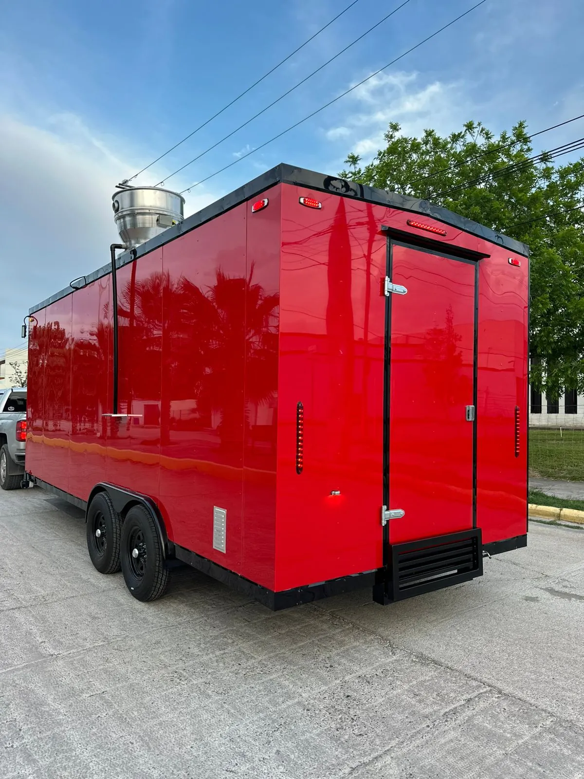 Vista trasera de food trailer rojo AMDA con doble eje