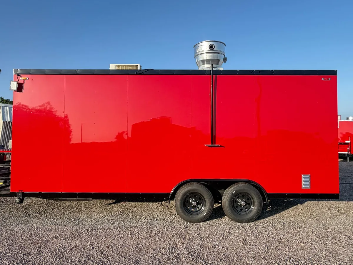 Vista lateral de food trailer rojo AMDA con acabado brillante