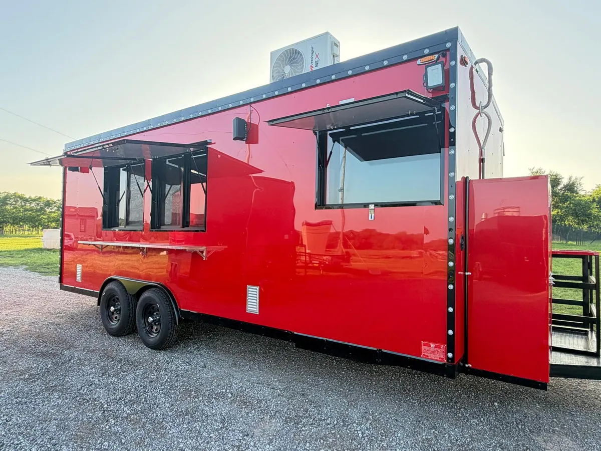 Food trailer rojo AMDA con ventanas de servicio abiertas al atardecer